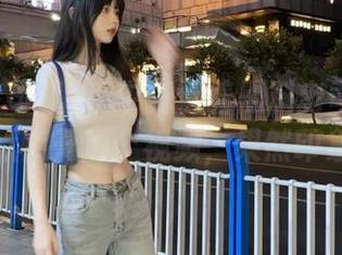 手中把玩着黑料老司机的我，默默点开那个视频，果然印象深刻